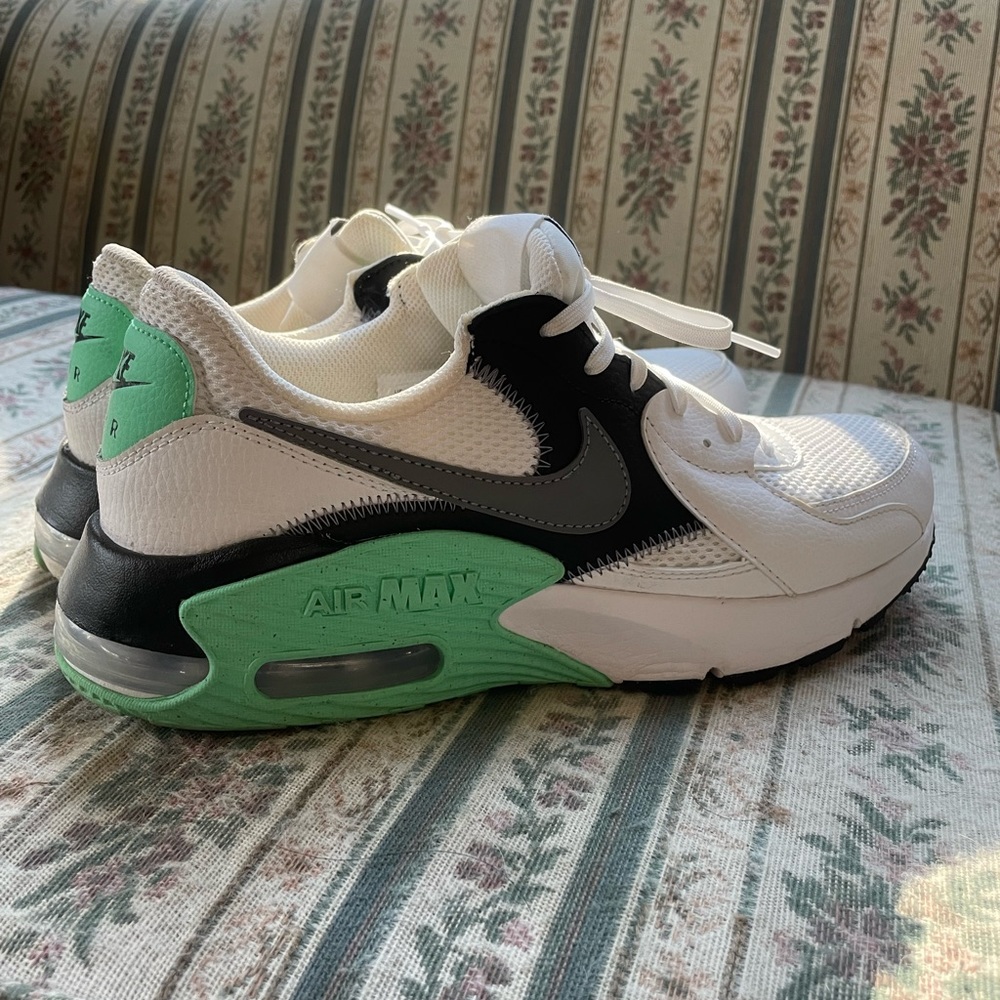 Womens size 10 Nike Air Max Shoes (good condition) worn a handful of times